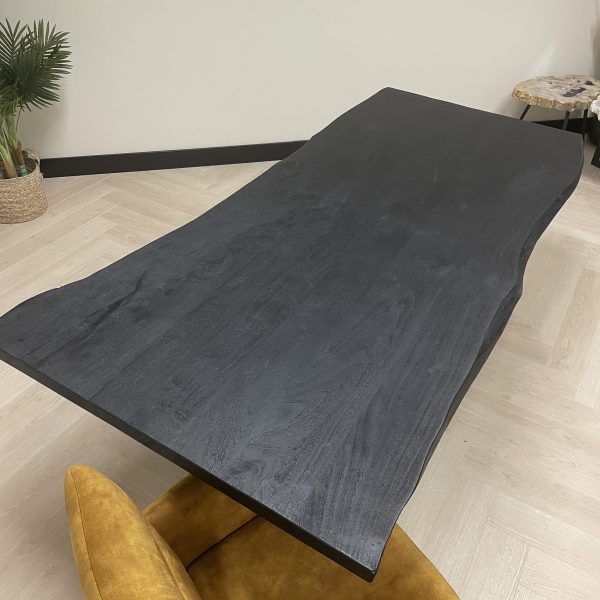 Zwarte boomstam tafel