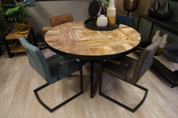 Ronde visgraat eettafel mangohout