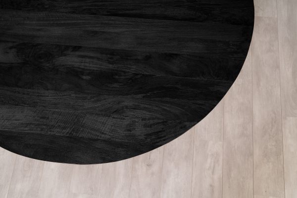 Ronde zwarte eettafel verjongd