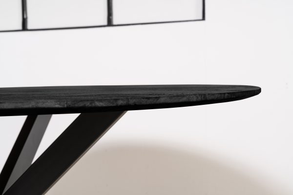 Ronde zwarte eettafel verjongd