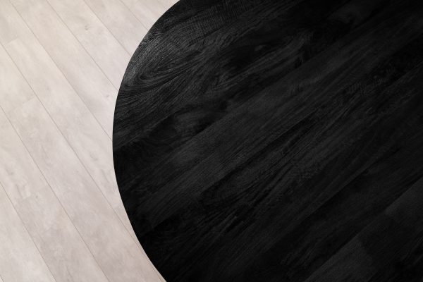 Ronde zwarte eettafel verjongd
